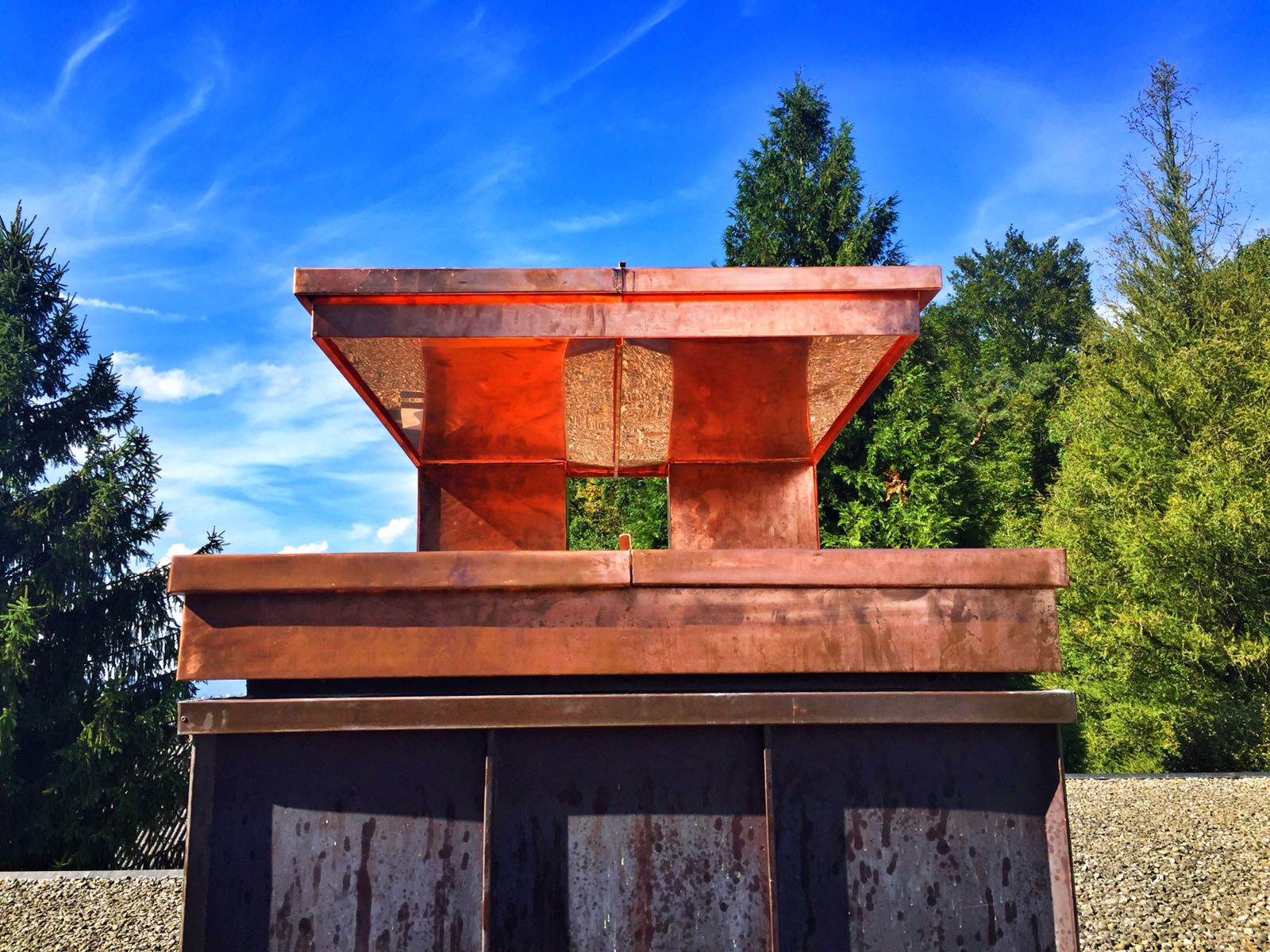 Kaminhut aus Kupfer vor blauem Himmel